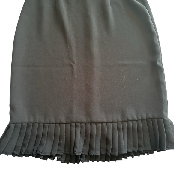Elegant Black Pleated Skirt - Picture 1 of 4